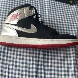 Air Jorden 1 Mid Black/Gym Red- Metallic Silver Noir/ Rouge Gym
